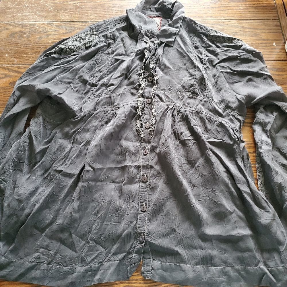 Johnny Was grey button down top sz Medium